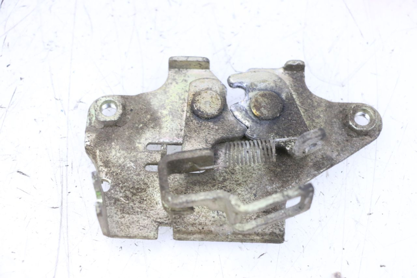 photo de CIERRE ASIENTO HOOK SYM ORBIT 2 50 (2008 - 2014) - Detalle de la pieza