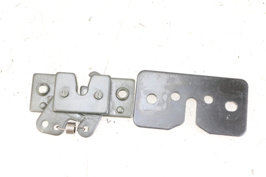 photo de CIERRE ASIENTO HOOK PEUGEOT SATELIS 125 (2013 - 2018)