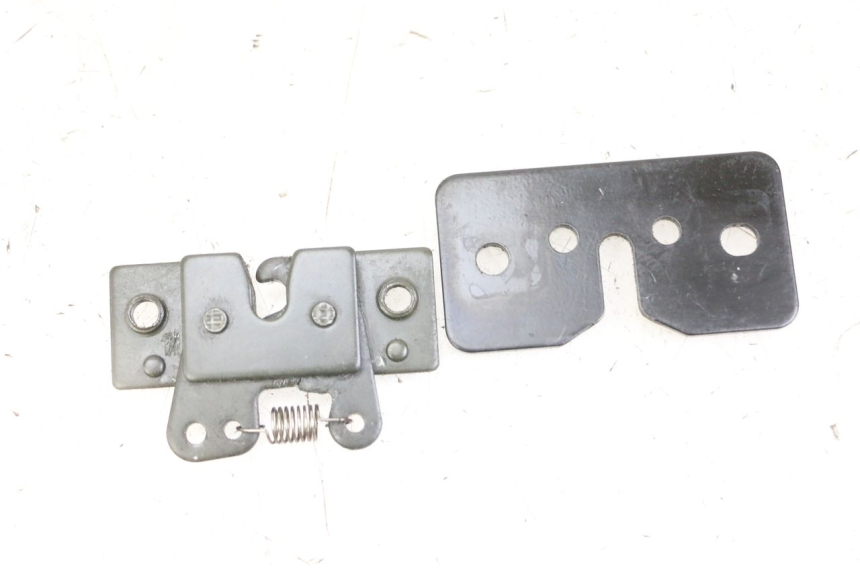 photo de CIERRE ASIENTO HOOK PEUGEOT SATELIS 125 (2013 - 2018)