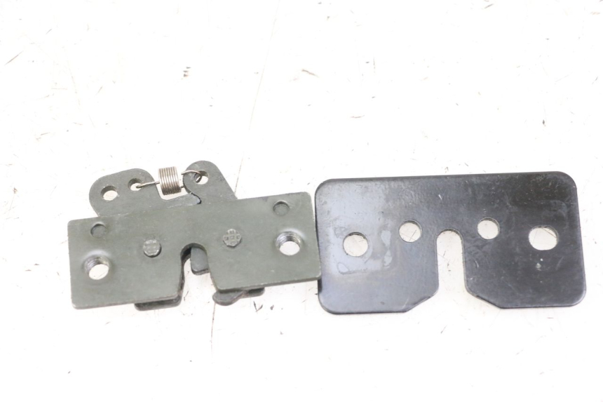 photo de CIERRE ASIENTO HOOK PEUGEOT SATELIS 125 (2013 - 2018)
