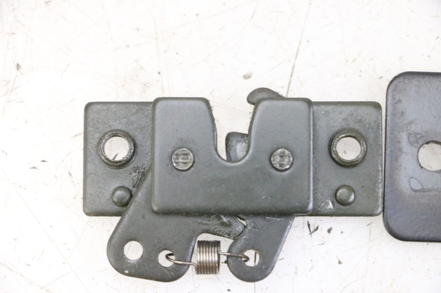 photo de CIERRE ASIENTO HOOK PEUGEOT SATELIS 125 (2013 - 2018)