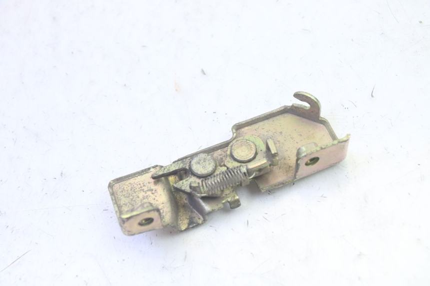 photo de CIERRE ASIENTO HOOK DAELIM S1 125 (2007 - 2016) - Detalle de la pieza