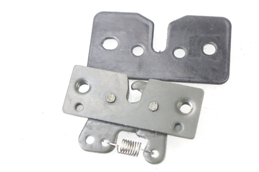 photo de CIERRE ASIENTO HOOK PEUGEOT SATELIS COMPRESSOR K15 125 (2006 - 2009) - Detalle de la pieza