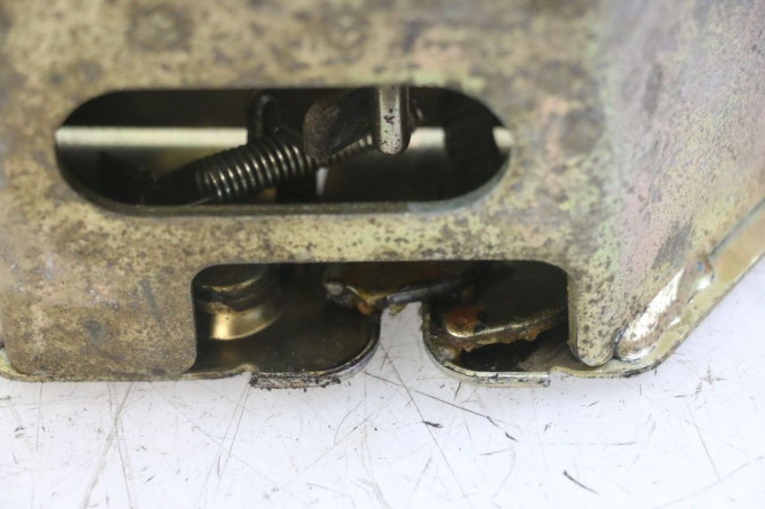 photo de CERRADURA DEL ASIENTO HONDA SCV LEAD 100 (2003 - 2007) - Zoom estado de uso