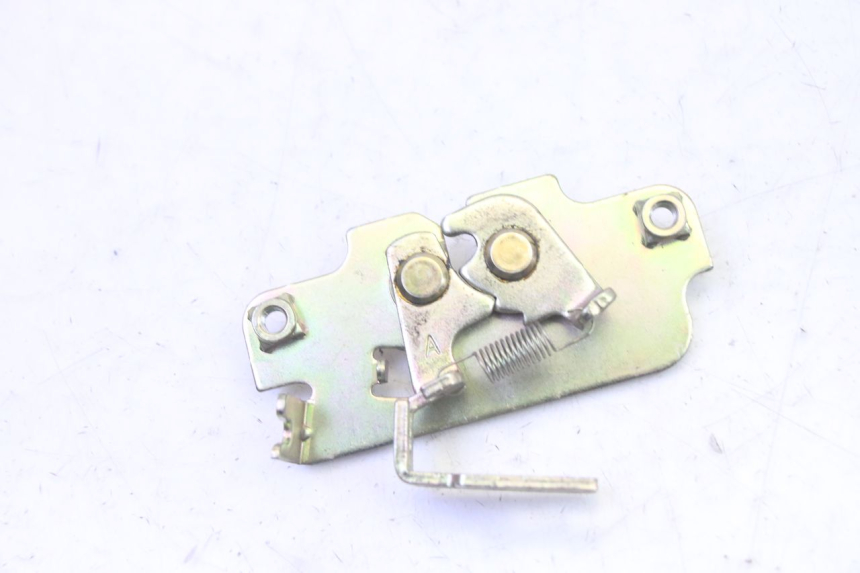 photo de CIERRE ASIENTO HOOK PEUGEOT TWEET PRO EFI 4T 50 (2021 - 2022)