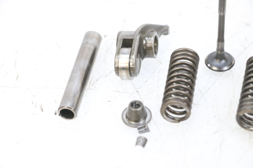 photo de VALVULA MOTOR YAMAHA NEOS NEO'S 4T 50 (2008 - 2016) - Primer plano técnico