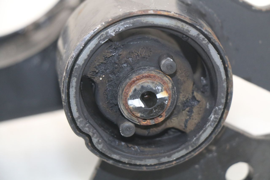 photo de SOPORTE MOTOR PEUGEOT SATELIS 300 (2012 - 2015) - Estado de la superficie y material