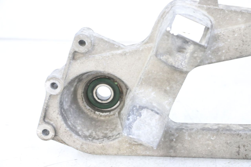 photo de SOPORTE DE ESCAPE PIAGGIO MP3 LT 400 (2007 - 2012) - Detalles de los puntos de fijación