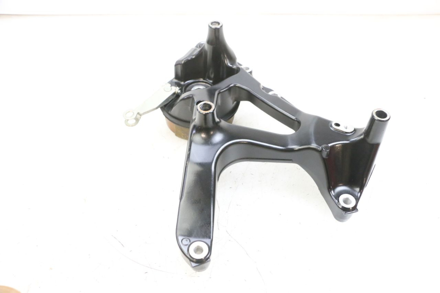 photo de MONTAJE TUBO ESCAPE YAMAHA TRICITY 300 (2020 - 2024) - Primer plano técnico