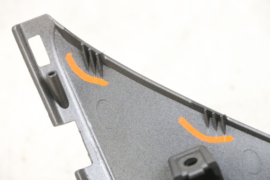 photo de TAPA FRONTAL INTERIOR YAMAHA TRICITY 300 (2020 - 2024) - Primer plano técnico