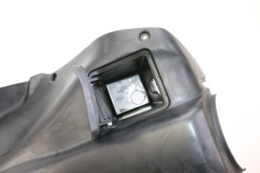 photo de TAPA FRONTAL INTERIOR DAELIM HISTORY 125 (2001 - 2002) - Detalles de los puntos de fijación