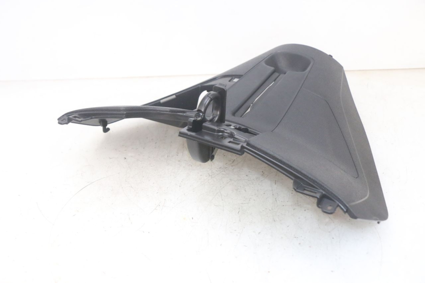 photo de TAPA FRONTAL INTERIOR PIAGGIO MP3 HPE 300 (2019 - 2026) - Estado de la superficie y material