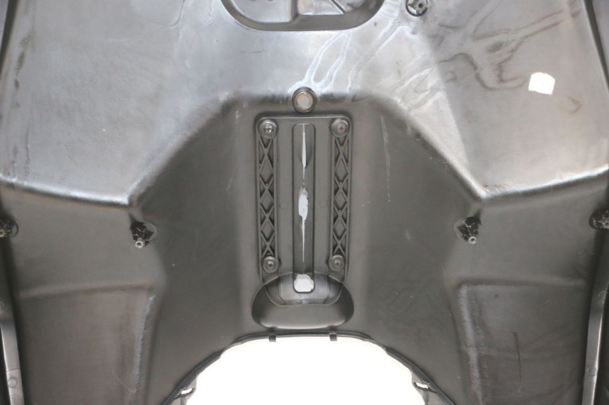photo de TAPA FRONTAL INTERIOR PIAGGIO MP3 RL 250 (2007 - 2010) - Primer plano de alta resolución