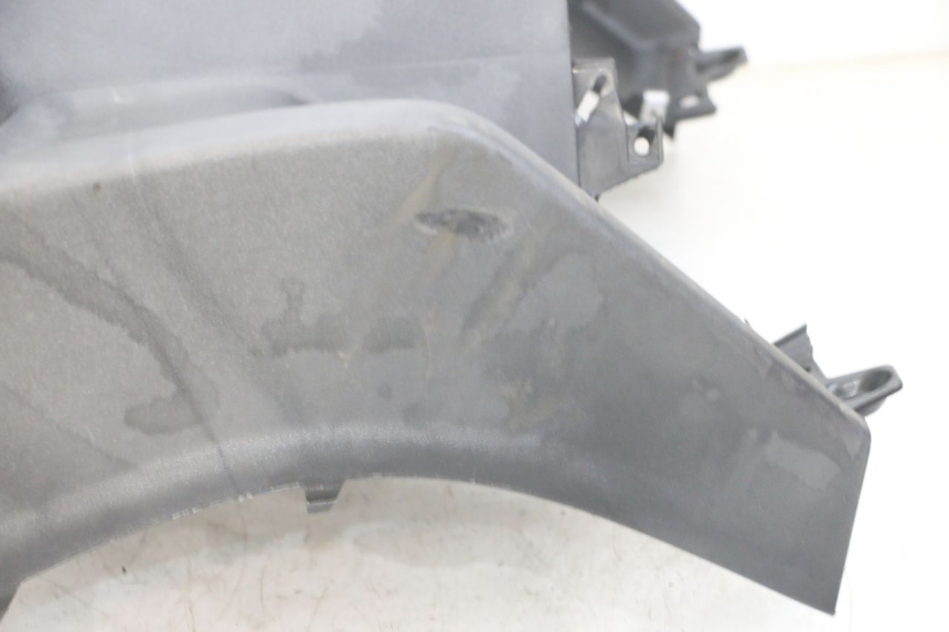 photo de TAPA FRONTAL INTERIOR PIAGGIO MP3 RL 250 (2007 - 2010) - Detalles de los puntos de fijación