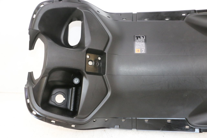 photo de TAPA FRONTAL INTERIOR YAMAHA NEO'S CORE 1 (2022 - 2026) - Primer plano técnico