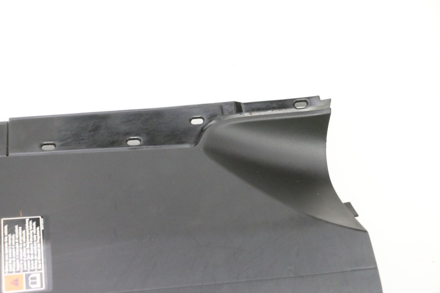 photo de TAPA FRONTAL INTERIOR YAMAHA NEO'S CORE 1 (2022 - 2026) - Detalles de los puntos de fijación