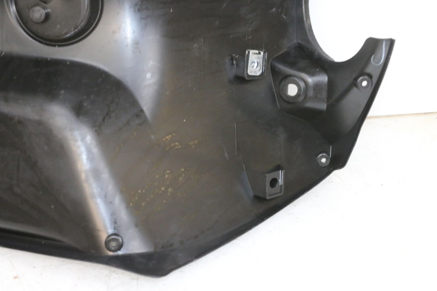 photo de TAPA FRONTAL INTERIOR PIAGGIO NEW TYPHOON 50 (2018 - 2021) - Zoom sobre los componentes