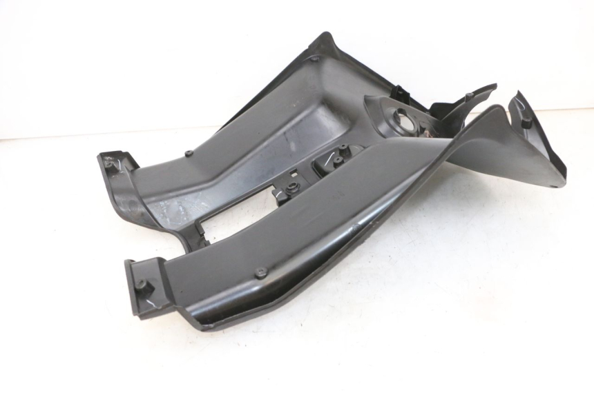 photo de TAPA FRONTAL INTERIOR PIAGGIO NEW TYPHOON 50 (2018 - 2021) - Detalles de los puntos de fijación