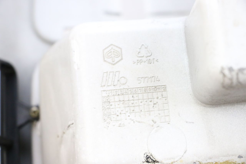 photo de TAPA FRONTAL INTERIOR PIAGGIO VESPA GTS SUPER IE 125 (2009 - 2016) - Detalle de la pieza