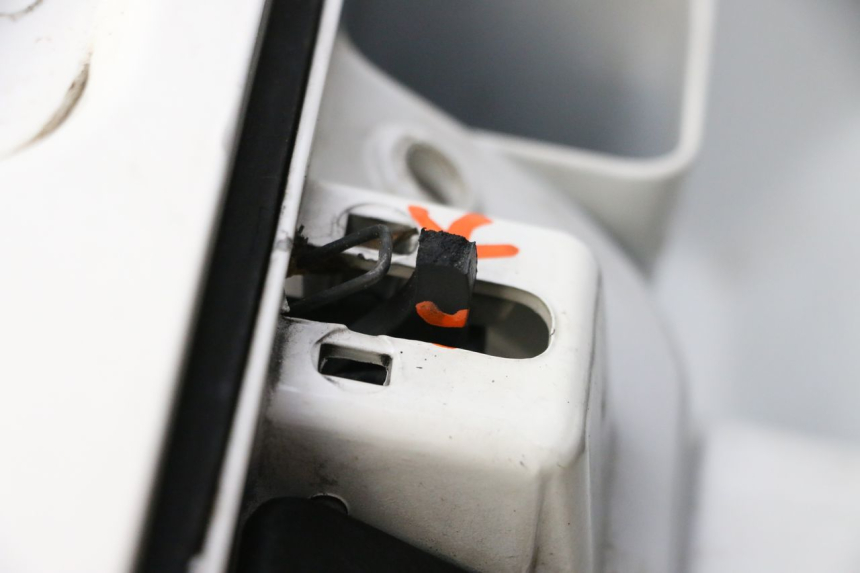 photo de TAPA FRONTAL INTERIOR PIAGGIO VESPA GTS SUPER IE 125 (2009 - 2016) - Inspección visual detallada