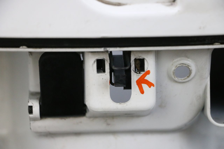 photo de TAPA FRONTAL INTERIOR PIAGGIO VESPA GTS SUPER IE 125 (2009 - 2016) - Enfoque en la estructura