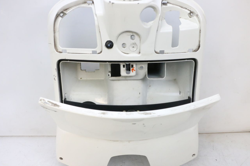 photo de TAPA FRONTAL INTERIOR PIAGGIO VESPA GTS SUPER IE 125 (2009 - 2016) - Ángulo de visión alternativo
