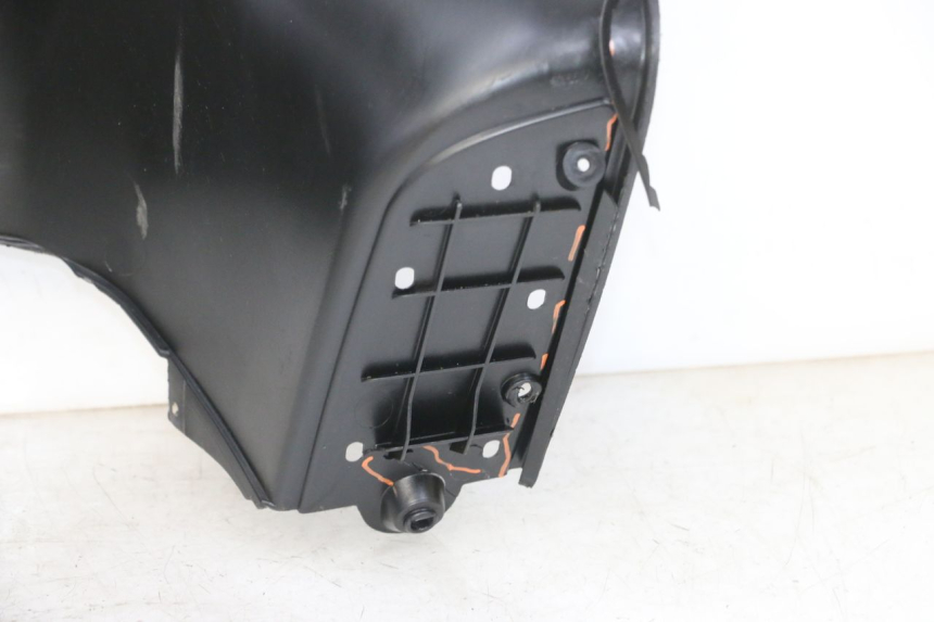 photo de TAPA FRONTAL INTERIOR PIAGGIO XEVO - X EVO 125 (2007 - 2016) - Enfoque en la estructura