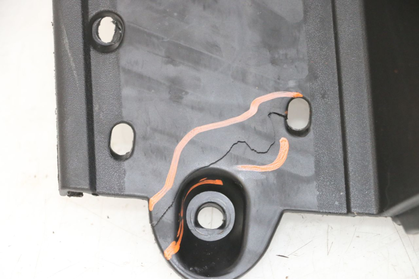 photo de TAPA FRONTAL INTERIOR PIAGGIO XEVO - X EVO 125 (2007 - 2016) - Detalles de los puntos de fijación