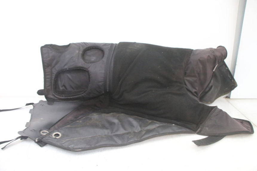 photo de CUBREPIERNAS SUZUKI BURGMAN 125 (2018 - 2021) - Zoom sobre los componentes