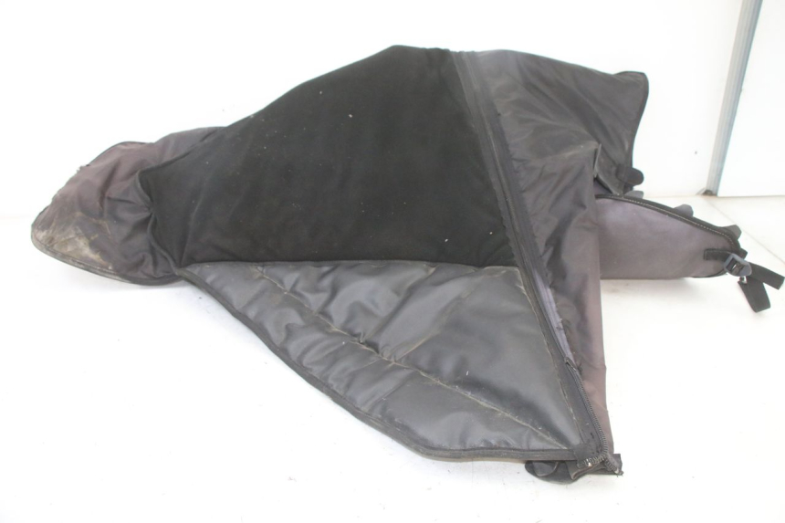 photo de CUBREPIERNAS SUZUKI BURGMAN 125 (2018 - 2021) - Primer plano de alta resolución