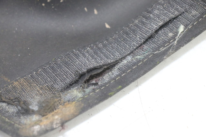 photo de CUBREPIERNAS SUZUKI BURGMAN 125 (2018 - 2021) - Detalles de los puntos de fijación