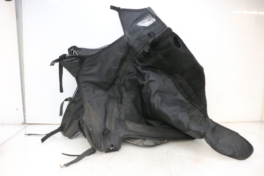 photo de CUBREPIERNAS PIAGGIO MP3 HPE 300 (2019 - 2026) - Zoom sobre los componentes