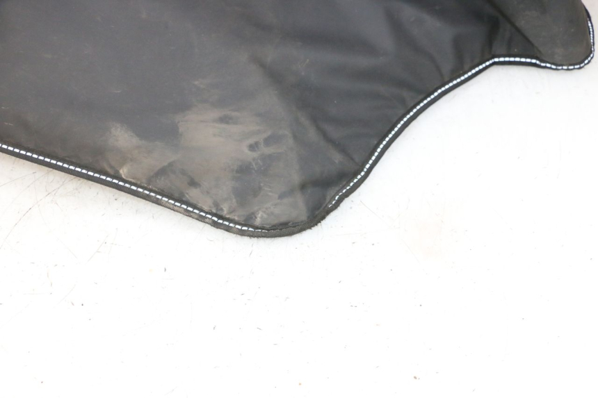 photo de CUBREPIERNAS PIAGGIO MP3 HPE 300 (2019 - 2026) - Detalle de la pieza