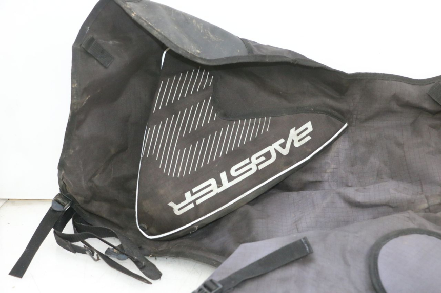 photo de CUBREPIERNAS PIAGGIO XEVO - X EVO 125 (2007 - 2016) - Ángulo de visión alternativo