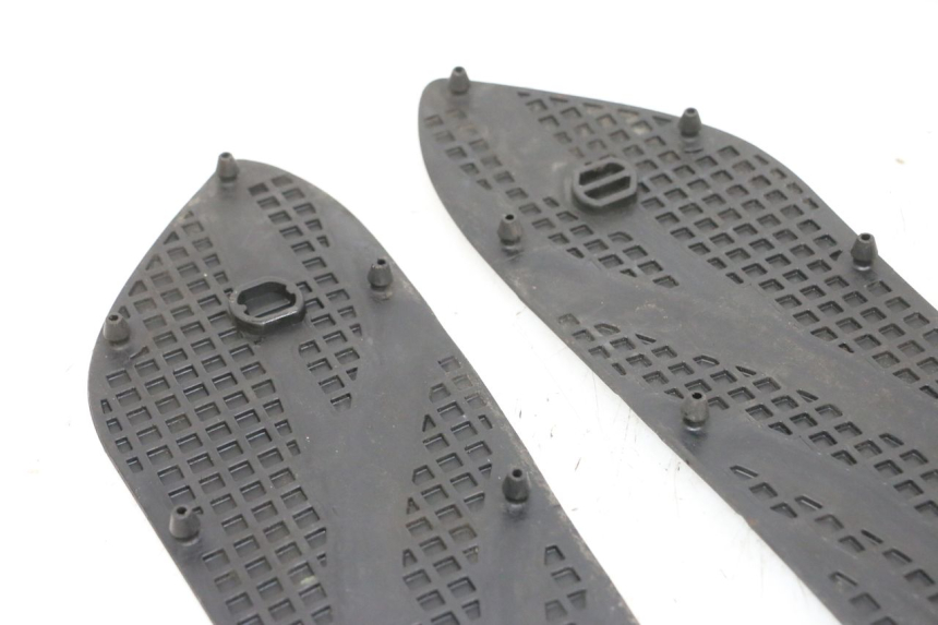 photo de TAPA REPOSAPIES GOMMA SUZUKI BURGMAN 650 (2013 - 2020)