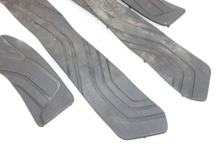 photo de TAPA REPOSAPIES GOMMA SUZUKI BURGMAN 650 (2013 - 2020)