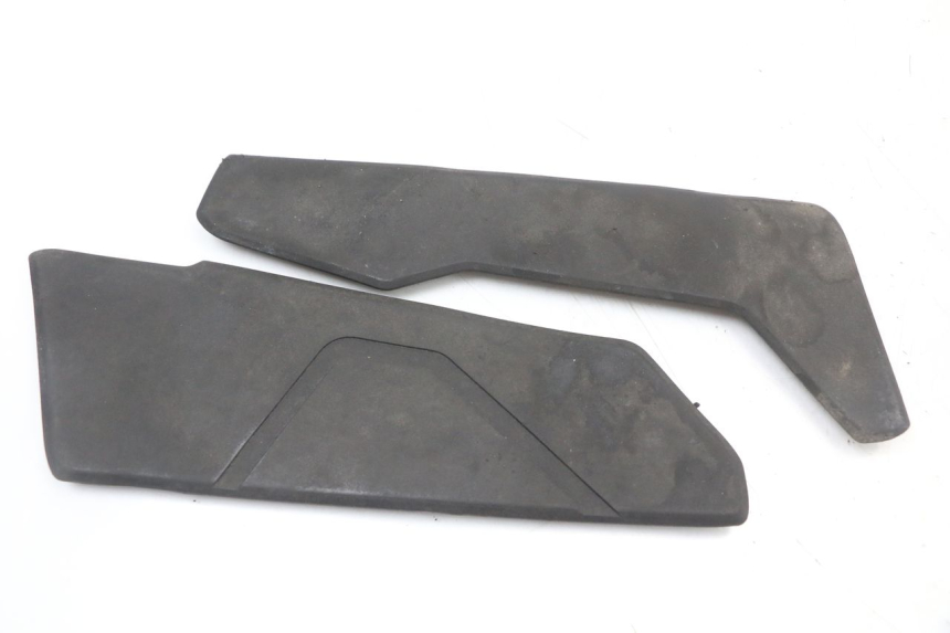 photo de TAPA REPOSAPIES GOMMA LONGJIA EASY MAX 125 (2020 - 2024)