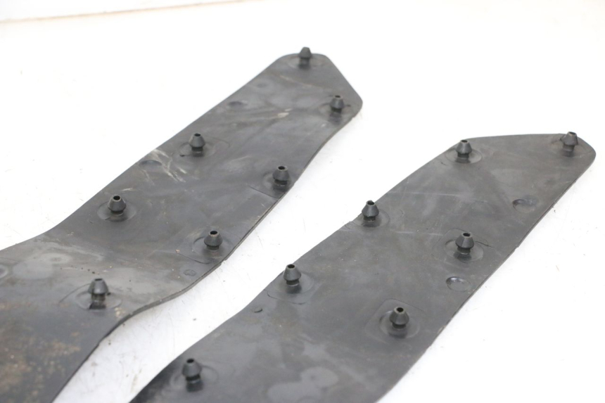 photo de TAPA REPOSAPIES GOMMA HONDA FORZA ABS 300 (2013 - 2019)