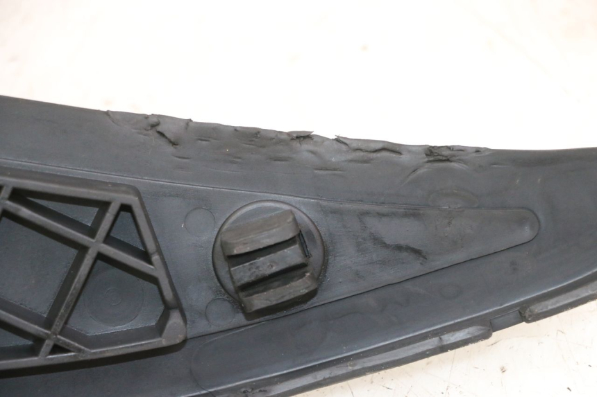 photo de TAPA REPOSAPIES GOMMA GILERA NEXUS 300 (2008 - 2013)