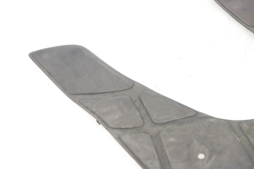 photo de TAPA REPOSAPIES GOMMA KYMCO GRAND DINK 125 (2002 - 2007)