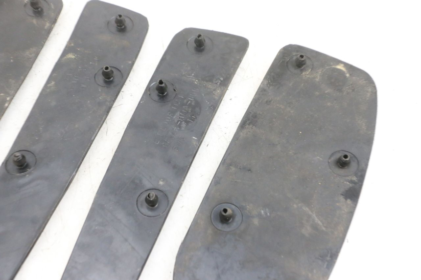 photo de TAPA REPOSAPIES GOMMA SYM GTS EVO 125 (2009 - 2013) - Detalle de la pieza