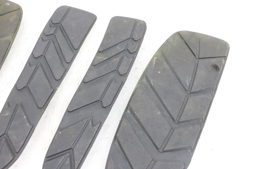 photo de TAPA REPOSAPIES GOMMA SYM GTS EVO 125 (2009 - 2013) - Estado de la superficie y material