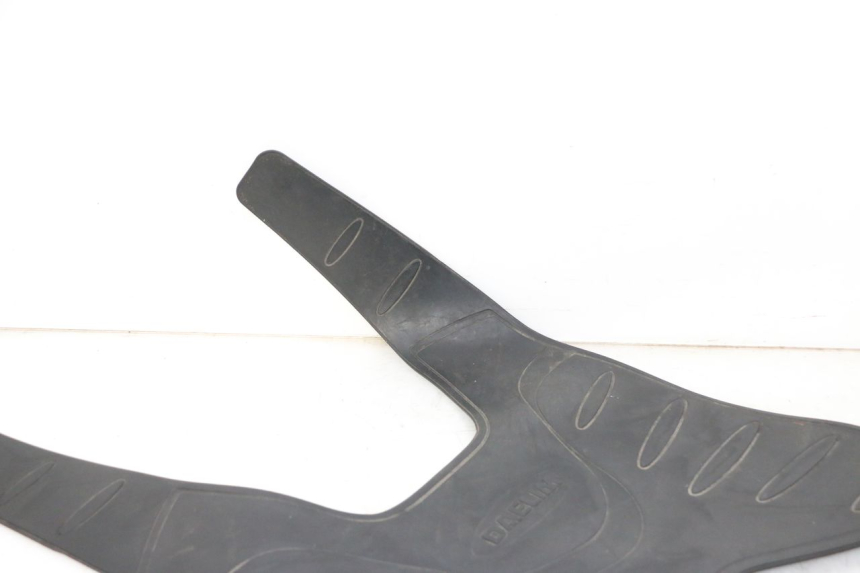 photo de TAPA REPOSAPIES GOMMA DAELIM HISTORY 125 (2001 - 2002) - Otra perspectiva