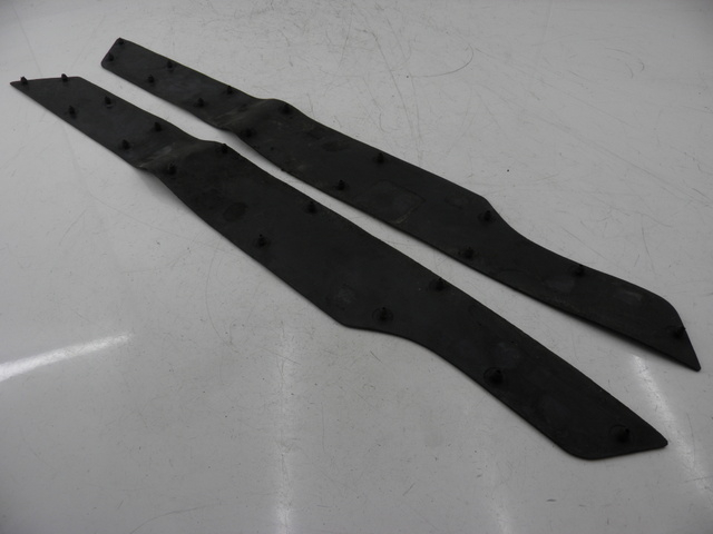 photo de TAPA REPOSAPIES GOMMA HONDA FES PANTHEON 125 (2003 - 2007)