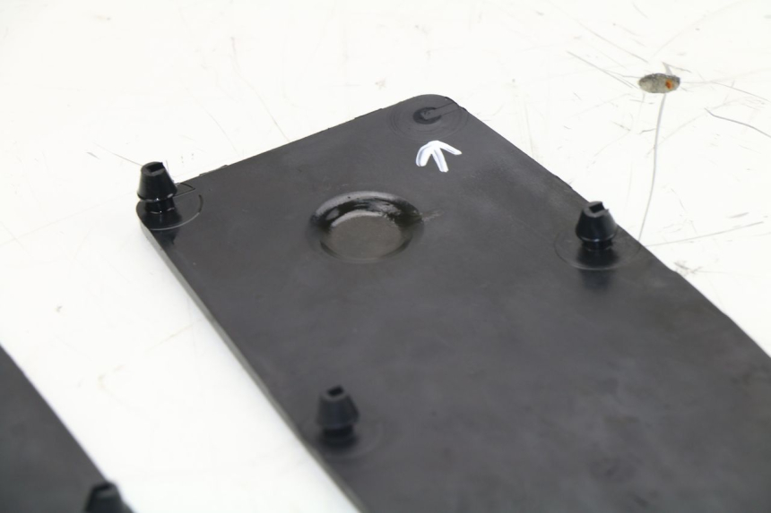 photo de TAPA REPOSAPIES GOMMA KAWASAKI J300 300 (2014 - 2017)