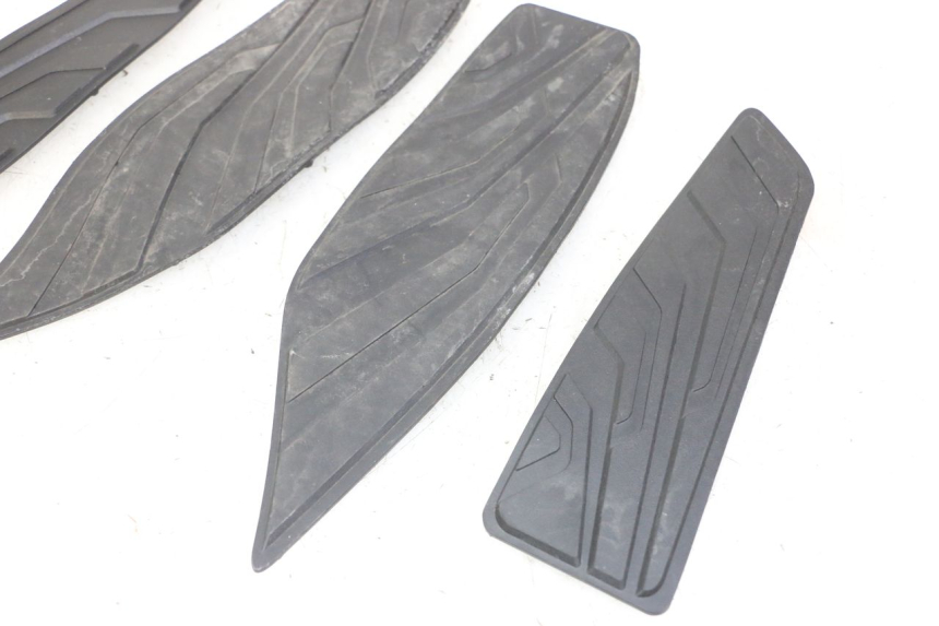 photo de TAPA REPOSAPIES GOMMA SYM JOYMAX 125 (2010 - 2017)