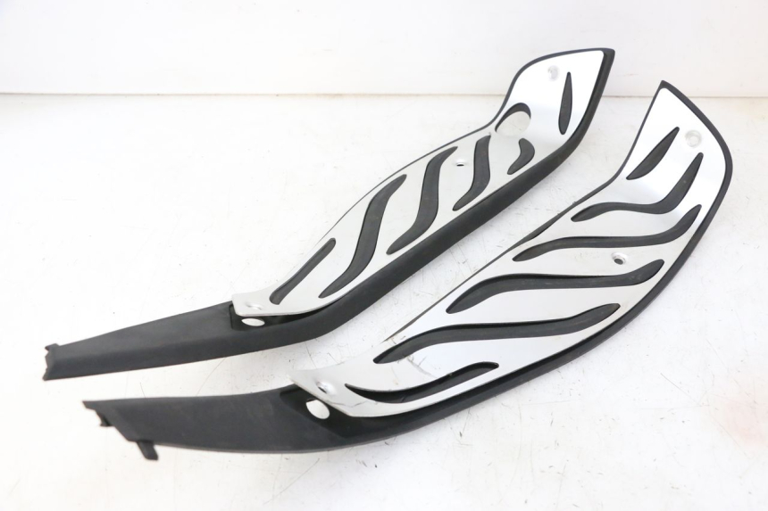photo de TAPA REPOSAPIES GOMMA PIAGGIO MP3 HPE 310 (2024 - 2025)