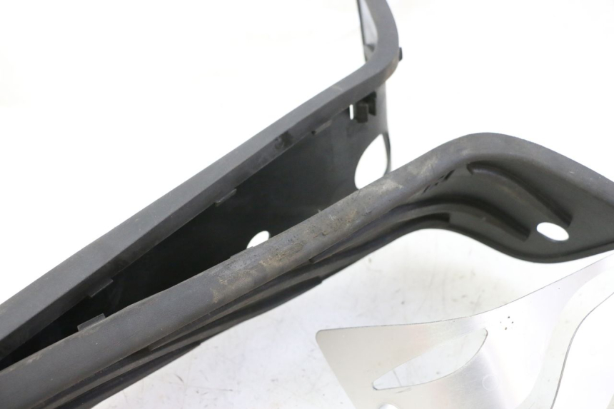 photo de TAPA REPOSAPIES GOMMA PIAGGIO MP3 HPE 310 (2024 - 2025)