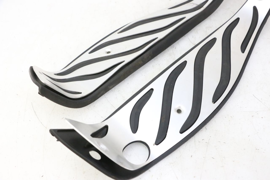 photo de TAPA REPOSAPIES GOMMA PIAGGIO MP3 HPE 310 (2024 - 2025)