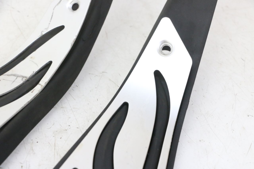 photo de TAPA REPOSAPIES GOMMA PIAGGIO MP3 HPE 310 (2024 - 2025)